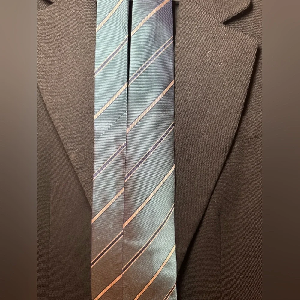 Banana Republic Blue and Cream Diagonal Striped Tie 100% Sill